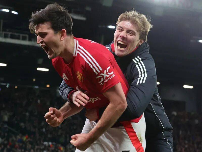 双标黑哨！曼联1-2利兹联惨案：利马冤红牌，肘击飞铲全无视，英足总保送热刺保级？